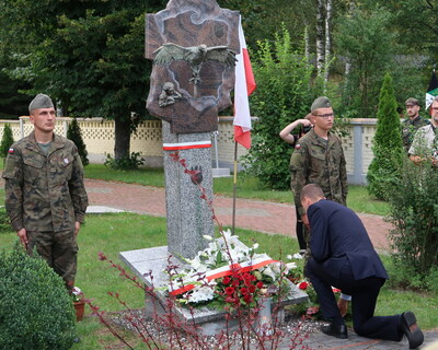 Kwiaty przed pomnikiem „Inki” w Narewce złożył poseł Dariusz Piontkowski