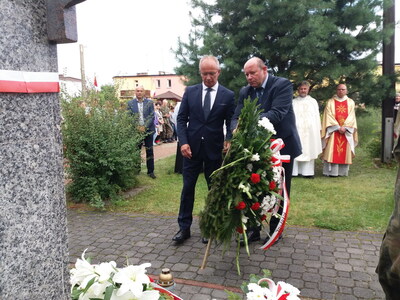 Wieniec od przedstawicieli IPN: wiceprezesa Krzysztofa Szwagrzyka i dyrektora oddziału białostockiego Piotra Kardeli