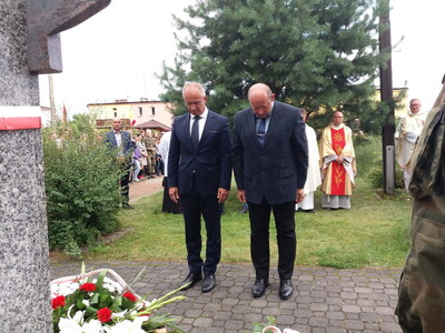 Wieniec od przedstawicieli IPN: wiceprezesa Krzysztofa Szwagrzyka i dyrektora oddziału białostockiego Piotra Kardeli