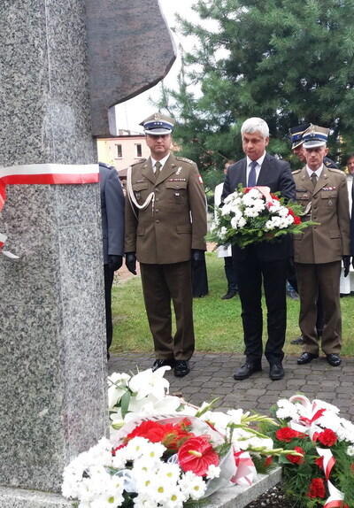 Kwiaty od Wojewody Podlaskiego i przedstawicieli służb mundurowych