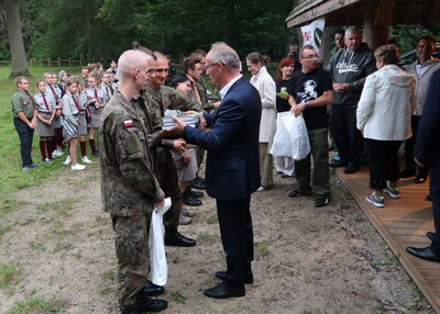 Nagrody dla uczestników rajdu od wiceprezesa IPN dr. hab. Krzysztofa Szwagrzyka