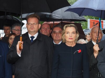 Wiceprezes Jan Baster, ministrowie Jan Józef Kasprzyk i Anna Anders, dyrektor Piotr Kardela