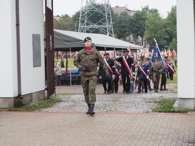 Uczestnicy marszu przed kościołem Ducha Świętego