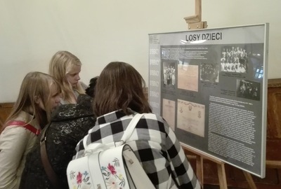 Zwiedzanie sybirackich wystaw przygotowanych przez IPN