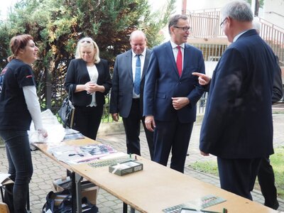 Prezes Jarosław Szarek w strefie edukacyjnej IPN