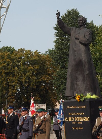 Pomnik z wyrytym hasłem: Zło dobrem zwyciężaj