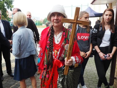 Uczestnicy uroczystości zmierzający na panel wspomnieniowy o bł. ks. Jerzym