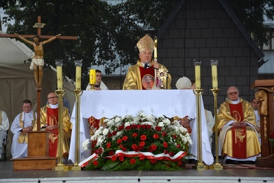 Polową mszę świętą odprawił arcybiskup senior Edward Ozorowski