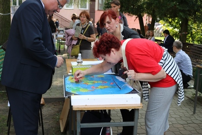 Naczelnik OBEN dr Waldemar Brenda w strefie edukacyjnej