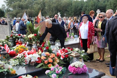 Wiązanka od b. przewodniczącego podziemnej Tymczasowej Komisji Regionalnej Stanisława Marczuka i członków Klubu WiR