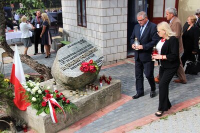 Znicze przed obeliskiem przy domu bł. ks. Jerzego