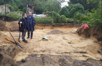 Archeolodzy na polu grobowym: dr Tomasz Borkowski - Naczelnik Wydziału Poszukiwań i Jan Jagiełło