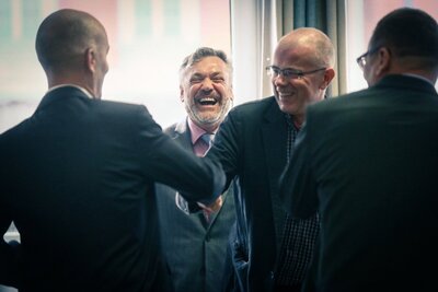 Uroczystość wręczenia Krzyży Wolności i Solidarności. Tomasz Kosior (w środku) – Olsztyn, 4 października 2017. Fot. Sławomir Kasper (IPN)