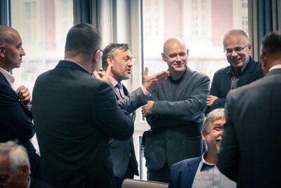 Uroczystość wręczenia Krzyży Wolności i Solidarności: od lewej Tadeusz Arłukowicz, Jarosław Żukowski (tyłem), Tomasz Kosior, Jarosław Lipka (siedzi) – Olsztyn, 4 października 2017. Fot. Sławomir Kasper (IPN)