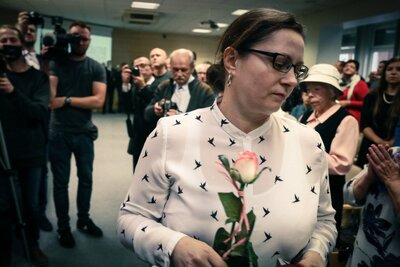 Uroczystość wręczenia Krzyży Wolności i Solidarności. Beata Dydzińska, wdowa po Adamie Dydzińskim, liderze FMW Warmii i Mazur – Olsztyn, 4 października 2017. Fot. Sławomir Kasper (IPN)