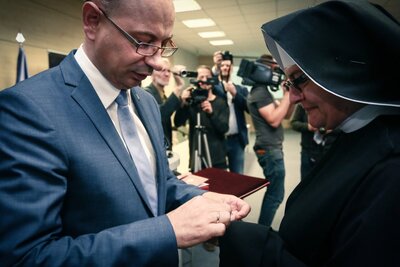 Odznaczenie odbiera Ewa Kopicz (benedyktynka, s. Rut). Fot. Sławomir Kasper (IPN)