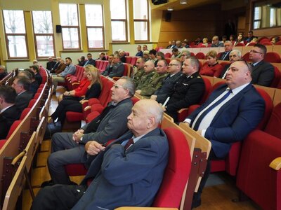 Na obrady przybyło kilkudziesięciu samorządowców, a także przedstawiciele urzędów, dawni działacze opozycji, kombatanci