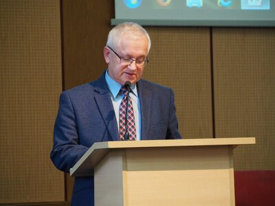 Swój list do uczestników Kongresu przesłał także, nieobecny z powodu choroby, dyrektor Oddziału IPN dr hab. Piotr Kardela. Odczytał go Eugeniusz Korneluk, naczelnik Oddziałowego Archiwum