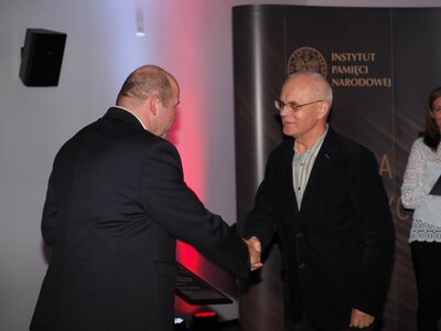 Gratulacje Janowi Smykowi, Laureatowi nagrody w kategorii „Historia Regionalna” składa dr hab. Piotr Kardela, dyrektor Oddziału IPN w Białymstoku