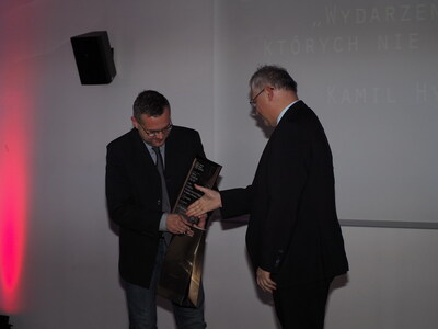 Wyróżnienie specjalne w imieniu dyrektora Oddziału IPN w Poznaniu wręczył dr Waldemar Brenda, naczelnik OBEN IPN w Białymstoku