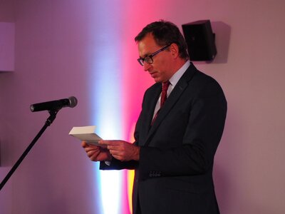 Prezes IPN dr Jarosław Szarek odczytuje werdykt Jury
