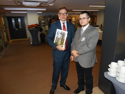 Prezes IPN dr Jarosław Szarek i naczelnik Delegatury IPN w Olsztynie dr hab. Karol Sacewicz