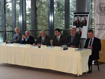 Uczestnicy pierwszej części obrad (od lewej): prof. dr hab. Krzysztof Kawalec, prof. dr hab. Włodzimierz Suleja, prof. dr hab. Bogdan Szlachta, prof. dr hab. Marek Kornat, prof. dr hab. Andrzej Nowak i prof. dr hab. Mirosław Golon