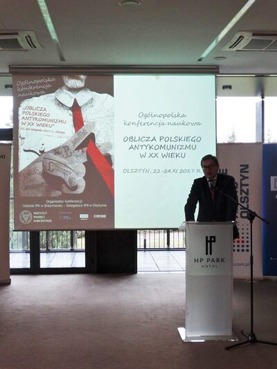Gości i uczestników konferencji wita Prezes IPN dr Jarosław Szarek