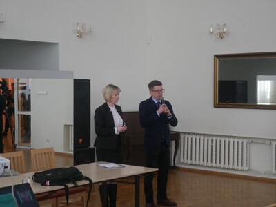 Początek spotkania. Cykl prelekcji przedstawił Krzysztof Drażba (naczelnik Oddziałowego Biura Edukacji Narodowej IPN w Gdańsku)