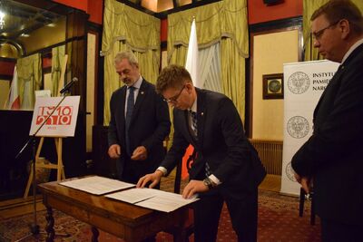 Inauguracja „Przystanku Historia” w Londynie. Na zdj. (od lewej) Jan Falkowski, prezes Ogniska Polskiego, Krzysztof Drażba i Mirosław Golon z gdańskiego IPN.