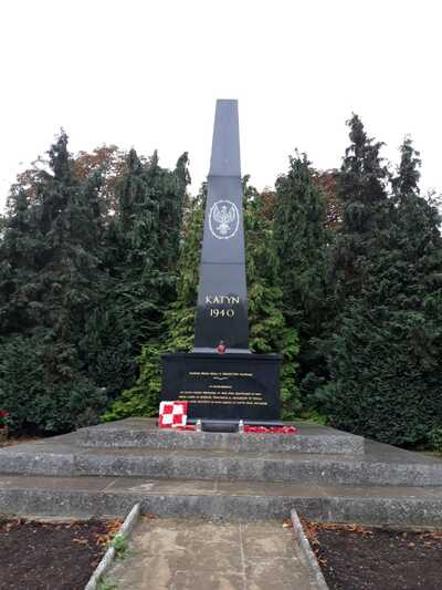 Prezes IPN dr Jarosław Szarek złożył kwiaty pod Pomnikiem Katyńskim oraz na grobie Kazimierza Sabbata, prezydenta RP na uchodźstwie (1986–1989) na Cmentarzu Gunnersbury