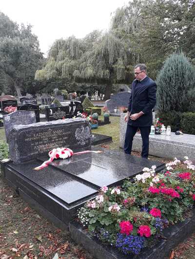 Prezes IPN dr Jarosław Szarek złożył kwiaty pod Pomnikiem Katyńskim oraz na grobie Kazimierza Sabbata, prezydenta RP na uchodźstwie (1986–1989) na Cmentarzu Gunnersbury