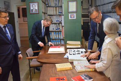 Spotkanie delegacji IPN z Eugenią Maresch, Prezes Studium Polski Podziemnej, Kustoszem Pamięci Narodowej IPN oraz archiwistą SPP panem Krzysztofem Bożejewiczem