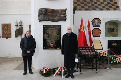 Prof. Mirosław Golon (dyrektor Oddziału IPN w Gdańsku) oraz Wiktor Kamiński (dyrektor Okręgowego Oddziału NBP w Gdańsku) złożyli kwiaty pod tablicą upamiętniającą generała Ryszarda Kuklińskiego.
