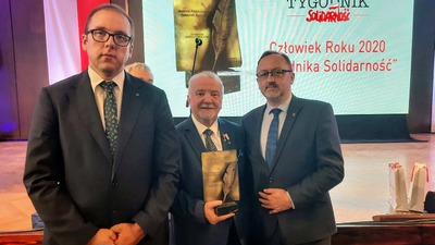 Wiceprezes IPN dr hab. Karol Polejowski (P), Andrzej Rozpłochowski i dr Daniel Czerwiński