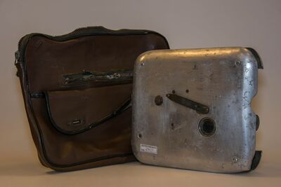 Aparat fotograficzny wraz z obudową i aktówką służącą jako kamuflaż, używany przez SB do wykonywania zdjęć operacyjnych (IPN By 675/1)