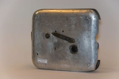 Aparat fotograficzny wraz z obudową i aktówką służącą jako kamuflaż, używany przez SB do wykonywania zdjęć operacyjnych (IPN By 675/1)