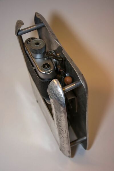 Aparat fotograficzny wraz z obudową i aktówką służącą jako kamuflaż, używany przez SB do wykonywania zdjęć operacyjnych (IPN By 675/1)