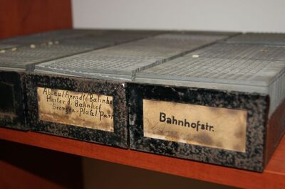 Skrzynki z blaszkami tworzącymi kartotekę adresową mieszkańców Tczewa z lat 1939-1945 (IPN Gd 40)