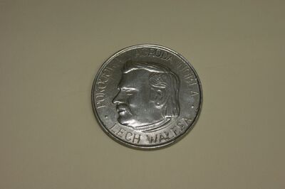 Medal upamiętniający przyznanie Lechowi Wałęsie Pokojowej Nagrody. Dar pana Edwarda Müllera (IPN Gd 397/163)