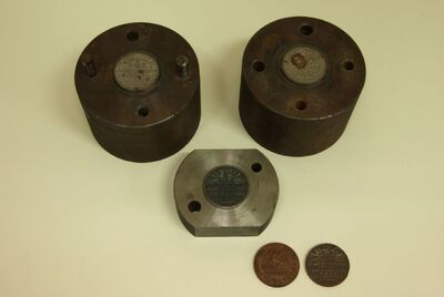 Medale Międzyregionalnej Komisji Koordynacyjnej „Solidarności” Pomorza Środkowego Koszalin-Słupsk wraz ze sztancami do ich wybijania. Dar pana Edwarda Müllera (IPN Gd 397/164, IPN Gd 397/165)