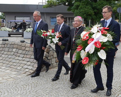 Złożenie kwiatów przed pomnikiem Poległych Stoczniowców. Od lewej: dr hab. Krzysztof Szwagrzyk (Zastępca Prezesa IPN), Piotr Duda (Przewodniczący NSZZ „Solidarność”), ks. abp Sławoj Leszek Głódź (Metropolita Gdański), dr Jarosław Szarek (Prezes IPN)
