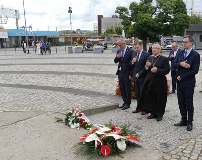 Złożenie kwiatów przed pomnikiem Poległych Stoczniowców
