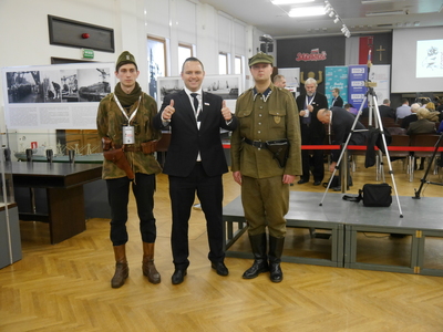 Pośrodku dr Karol Nawrocki (naczelnik OBEP IPN Gdańsk), inicjator i organizator Kongresu