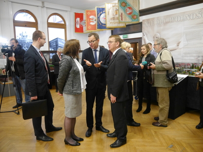 Dyrektor Oddziału IPN w Gdańsku (P), następnie prezes IPN dr Jarosław Szarek, radna Rady Miasta Gdańska Anna Kołakowska