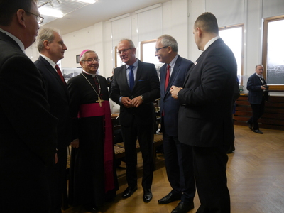 Dyrektor Oddziału IPN w Gdańsku prof. Mirosław Golon (L), następnie wojewoda pomorski Dariusz Drelich, abp metropolita Gdański Sławoj Leszek Głódź, zastępca prezesa IPN prof. Krzysztof Szwagrzyk, wiceminister infrastruktury Kazimierz Smoliński