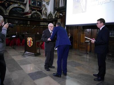 Nagrodę otrzymuje Izydor Gencza