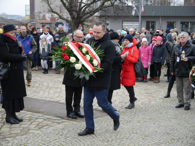 Dr Karol Nawrocki (w imieniu IPN) składa wieniec