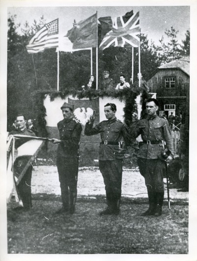 Przysięga 1. Dywizji Piechoty im. Tadeusza Kościuszki w Sielcach nad Oką, 15 lipca 1943 r. Na trybunie od lewej: Wanda Wasilewska (przewodnicząca Związku Patriotów Polskich), płk Zygmunt Berling (dowódca dywizji), kapelan ks. mjr Franciszek Kubsz (kapelan dywizji). Fot. ze zbiorów AIPN Kr.