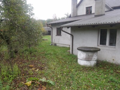 W studni (w głębi) ukryta została broń partyzantów. Wydobyto ją w 2016 roku.